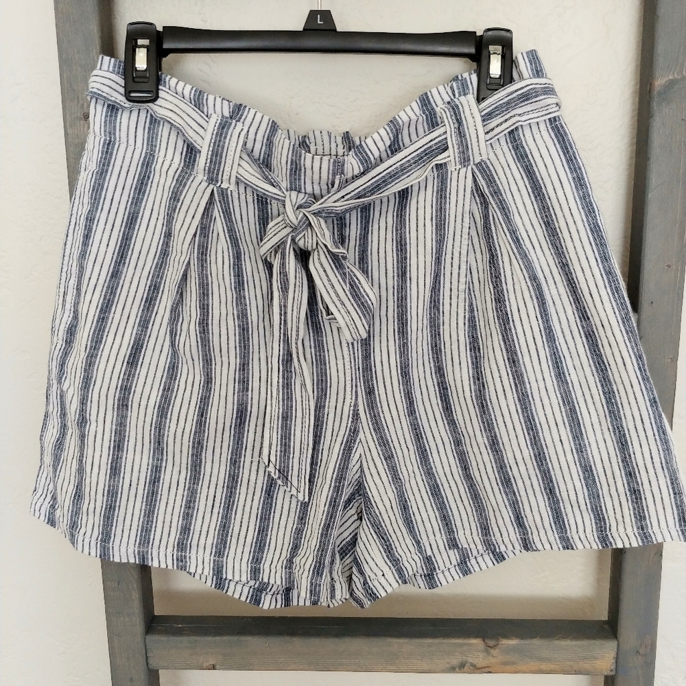 NWT Max Studio Shorts w/ Tie Belt Blue/white Large